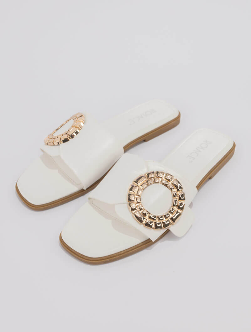 Mules plates à boucle